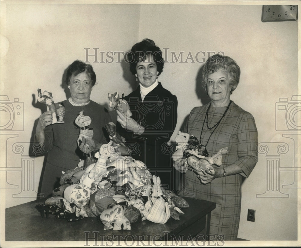 1969 Press Photo Mrs. T. Milton Hynes and others of Lakeview Woman&#39;s Club`