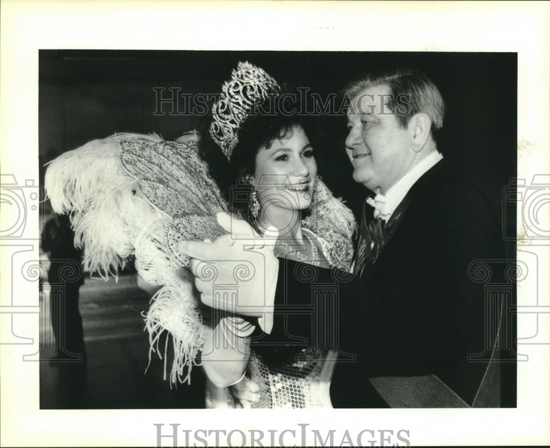 Load image into Gallery viewer, 1991 Press Photo Marion "Major" Hymel &amp; Rachel Catherine Monica at Krewe Allovus
