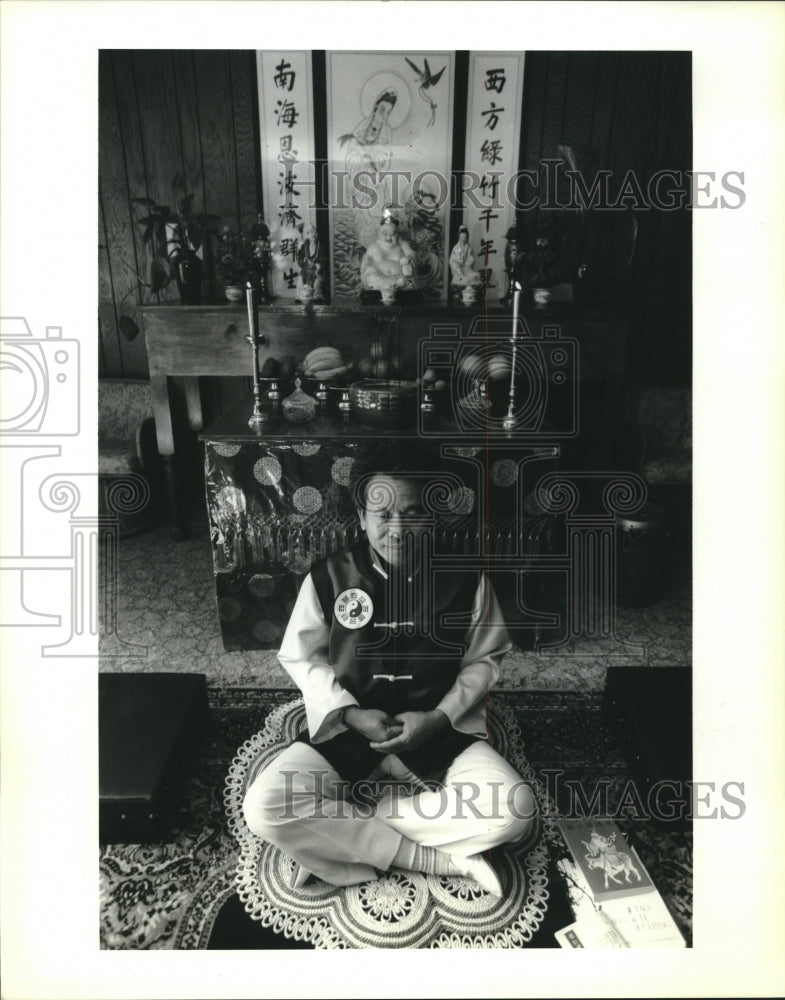 Load image into Gallery viewer, 1992 Press Photo Tai Peter Hom is meditating in front of his shrine. - nob37005
