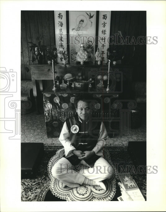 1992 Press Photo Tai Peter Hom is meditating in front of his shrine. - nob37005