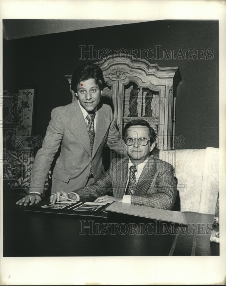 1974 Press Photo Mitchell L. Mintz with his father Ellis Mintz- Historic Images