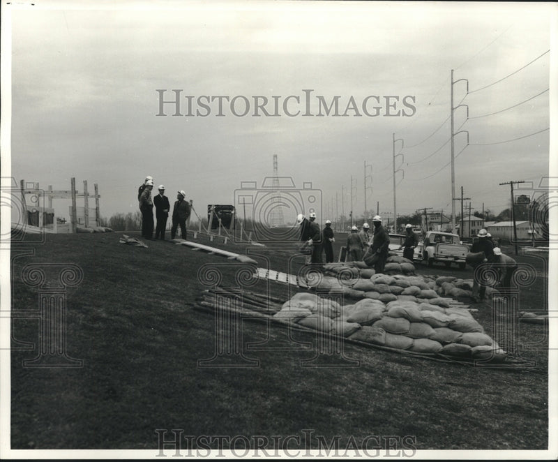 Load image into Gallery viewer, 1969 Press Photo Flood-fighting defenses set up by U.S. Army Corps of Engineers
