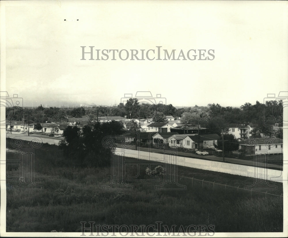 1970 Press Photo Section of completed floodwall between Claiborne and Florida.- Historic Images