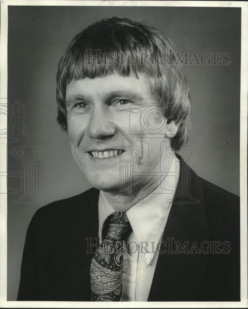 Load image into Gallery viewer, 1979 Press Photo Clive Howell, Director of Operations -Morton's Antiques
