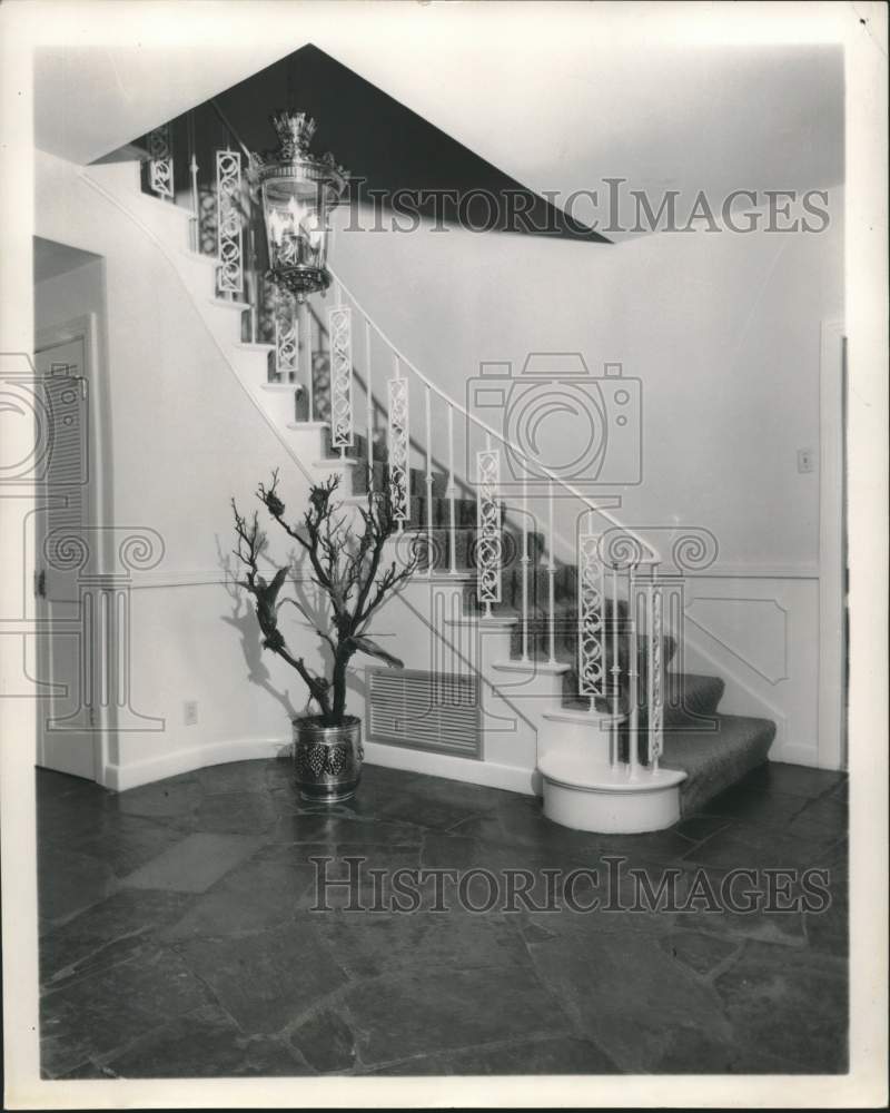 1962 Press Photo Brass chandelier &amp; spiral staircase in Dr. William Terral home- Historic Images