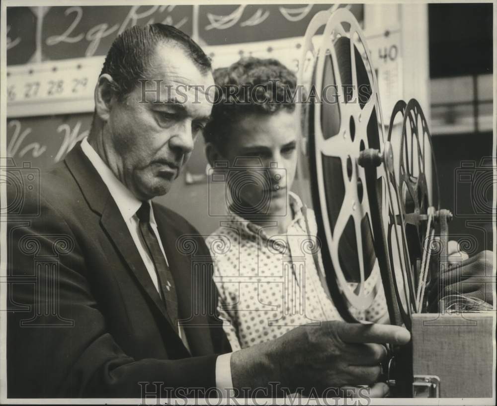 1969 Press Photo William Howard shows Bobby Kellum how to run the project- Historic Images