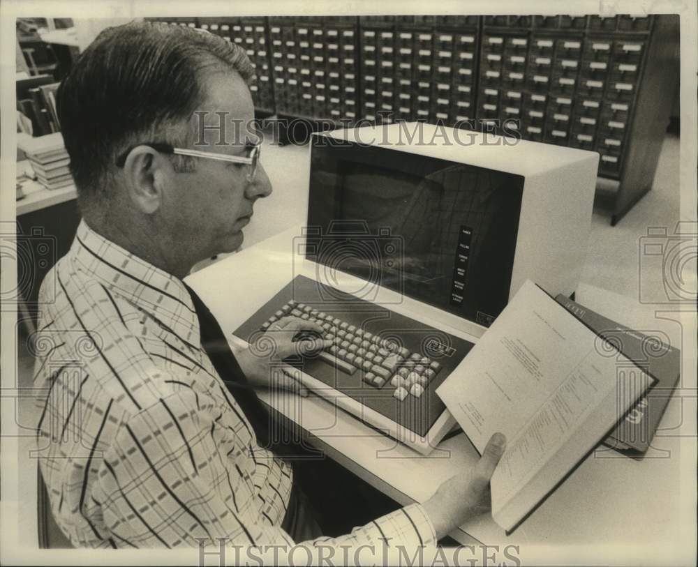 1974 Press Photo Dr. John Gribbin of Howard-Tilton Memorial Library uses Solinet- Historic Images