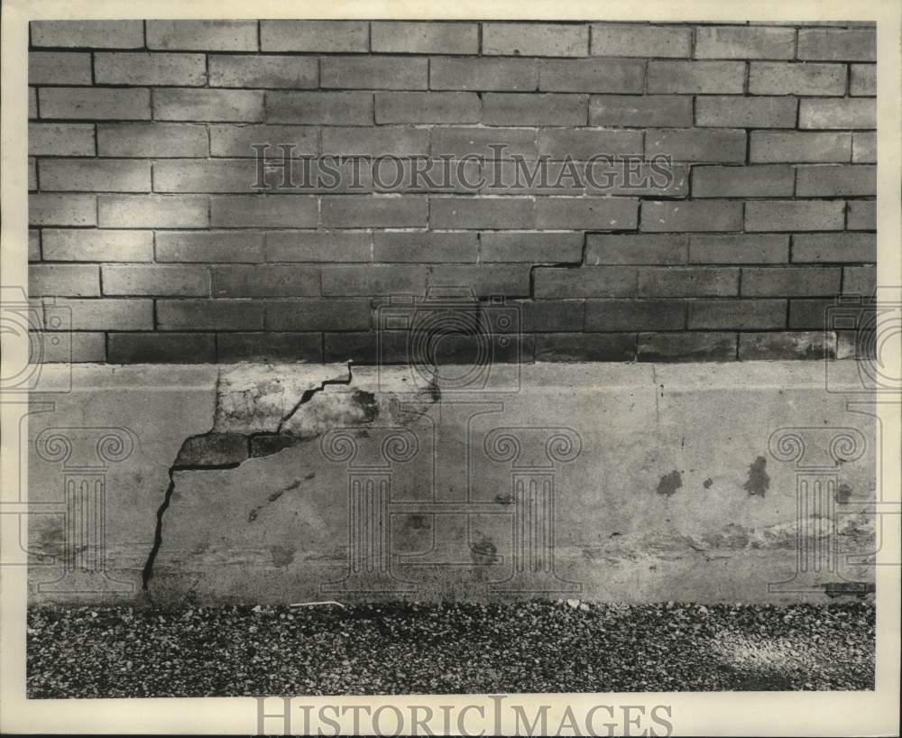 1971 Press Photo Damage at Howard School, needs repair. - nob38018