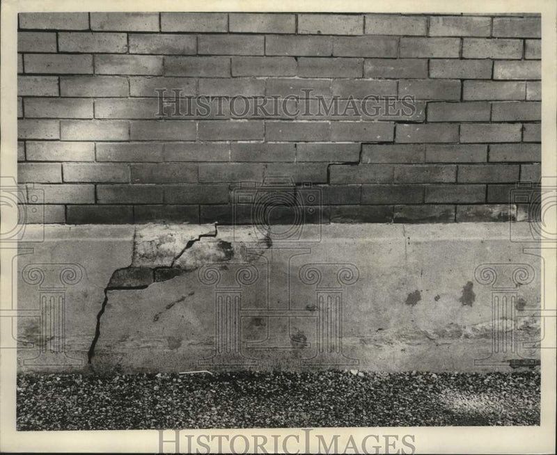 Load image into Gallery viewer, 1971 Press Photo Damage at Howard School, needs repair. - nob38018
