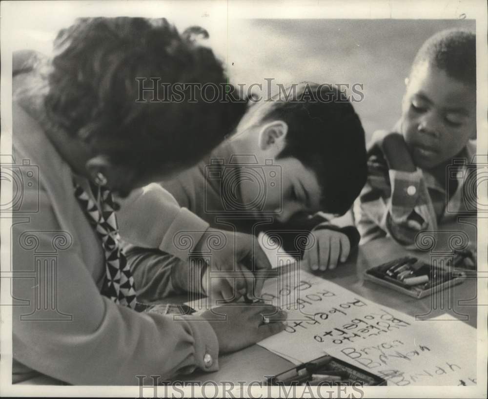 1974 Press Photo Teacher at Howard School helping a student write his name.- Historic Images