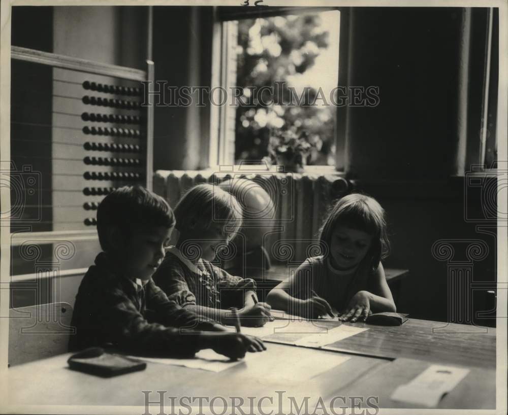 1967 Press Photo Learning by window light at Howard No. 2 School- Historic Images