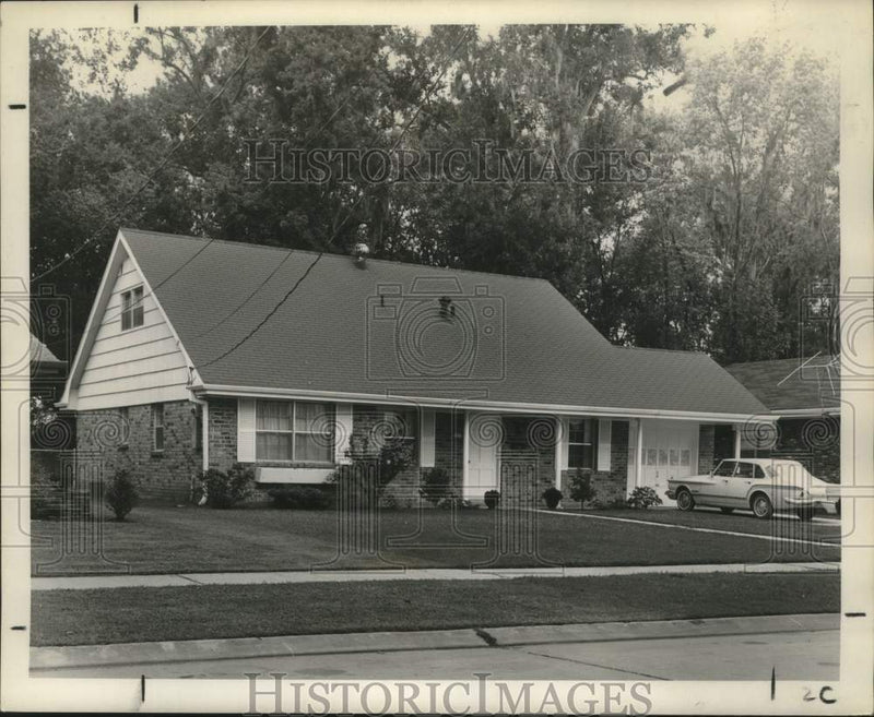 Load image into Gallery viewer, 1965 Press Photo Louisiana Real Estate - 2616 Hyman Place sold at $29,830

