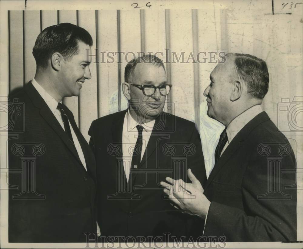 1963 Press Photo Executives during meeting at the Fontainebleau Motor Hotel