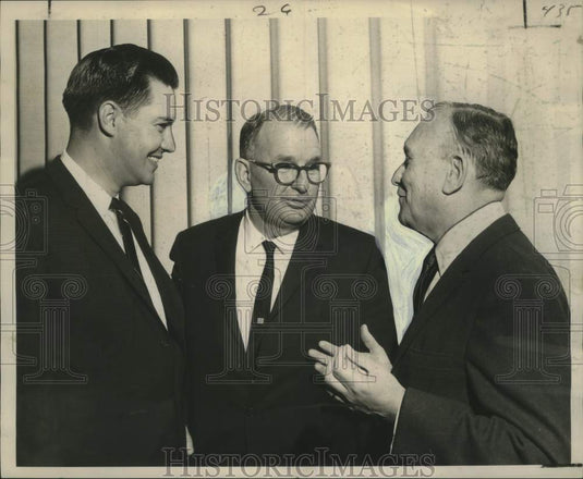 1963 Press Photo Executives during meeting at the Fontainebleau Motor Hotel
