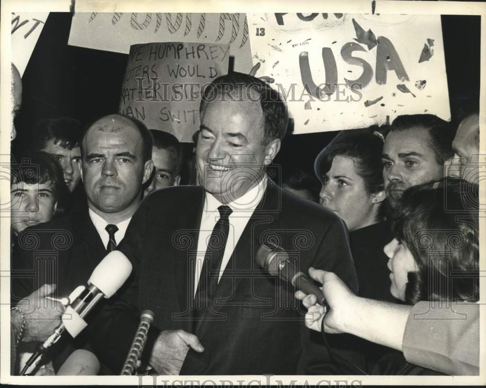 1965 Press Photo Hubert H. Humphrey Fields Questions with Supporters Behind Him- Historic Images