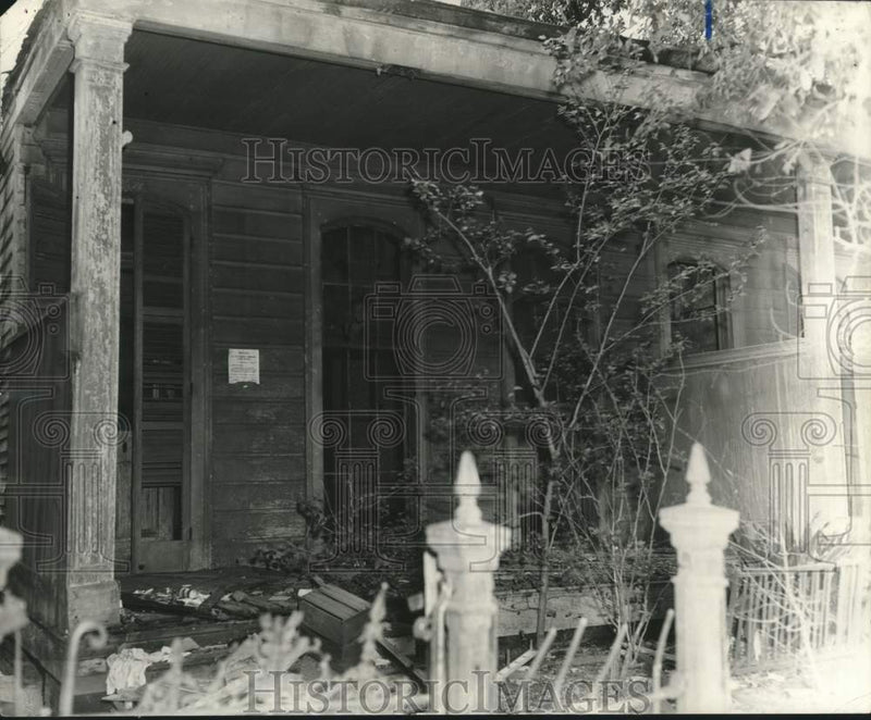Load image into Gallery viewer, 1969 Press Photo Condemned house located at 1427 Terpsichore - nob38718

