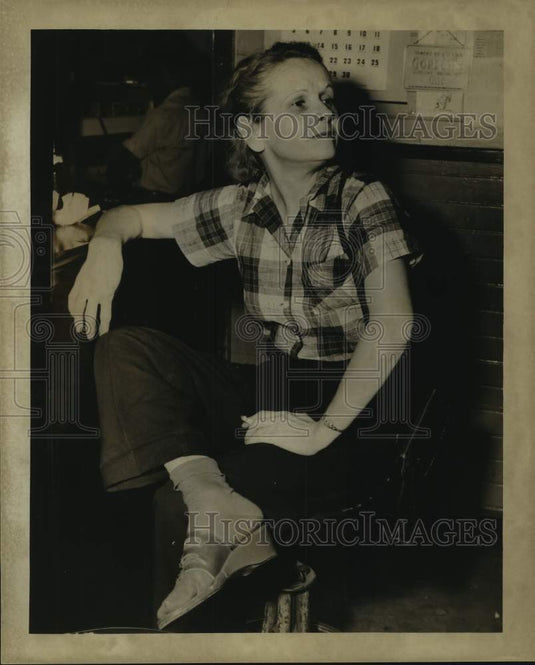 1953 Press Photo Peggy Hollis Sitting in a Chair- Historic Images