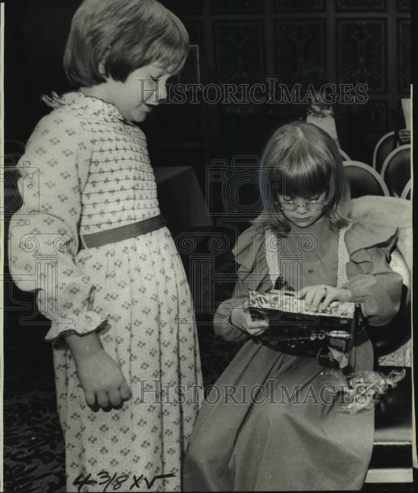 1976 Press Photo Kristina Bandsma and sister Elisa with a St. Nicholas goody
