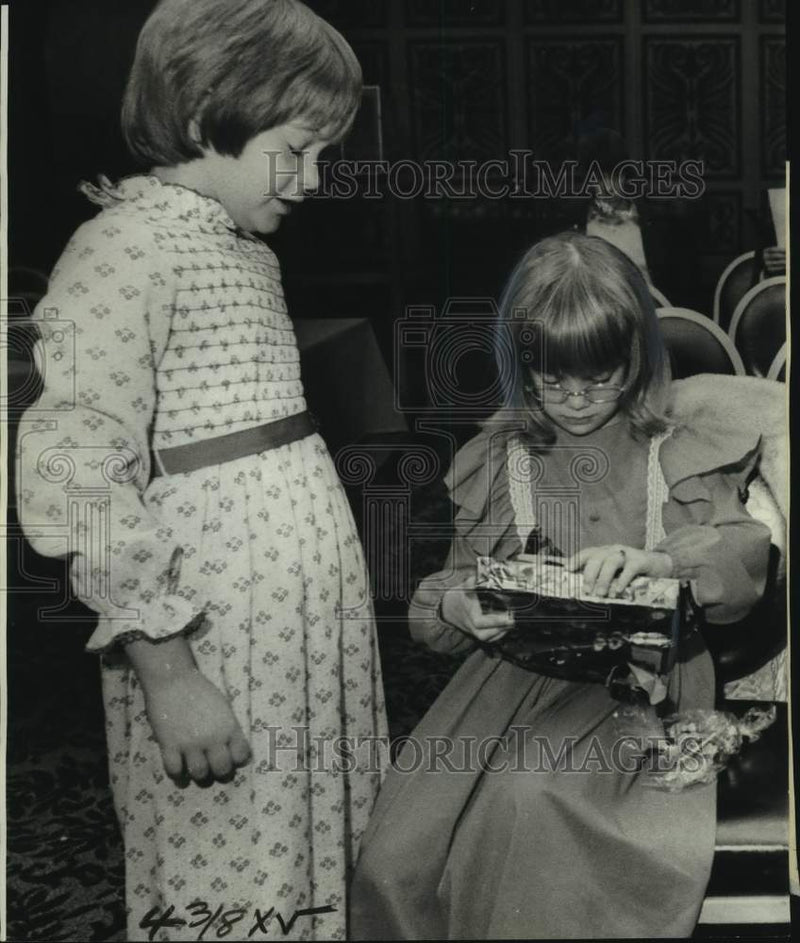 Load image into Gallery viewer, 1976 Press Photo Kristina Bandsma and sister Elisa with a St. Nicholas goody
