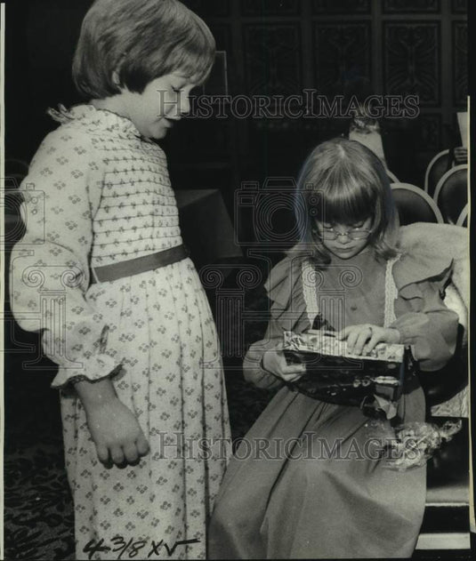 1976 Press Photo Kristina Bandsma and sister Elisa with a St. Nicholas goody