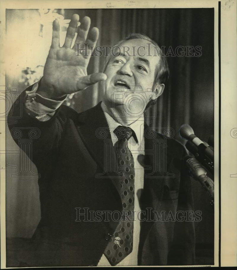 Load image into Gallery viewer, 1972 Press Photo Hubert Humphrey waves to a crowd from the podium - nob38993

