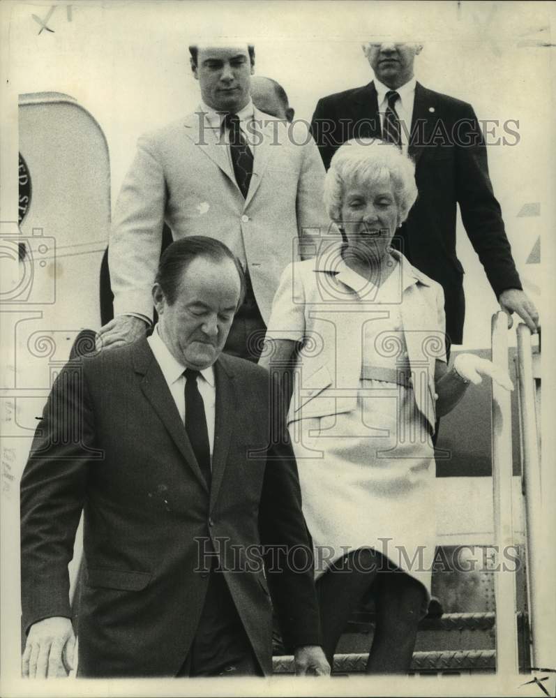 1968 Press Photo Hubert H. Humphrey stepping out of an airplane - nob38998