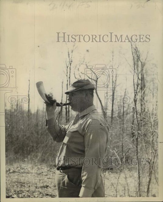 1954 Press Photo Stover "blows" in the dogs at day's end- Hunting - nob39053