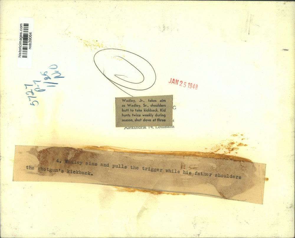 1948 Press Photo Little Wadley Jr. takes aim as dad shoulders butt to take kick