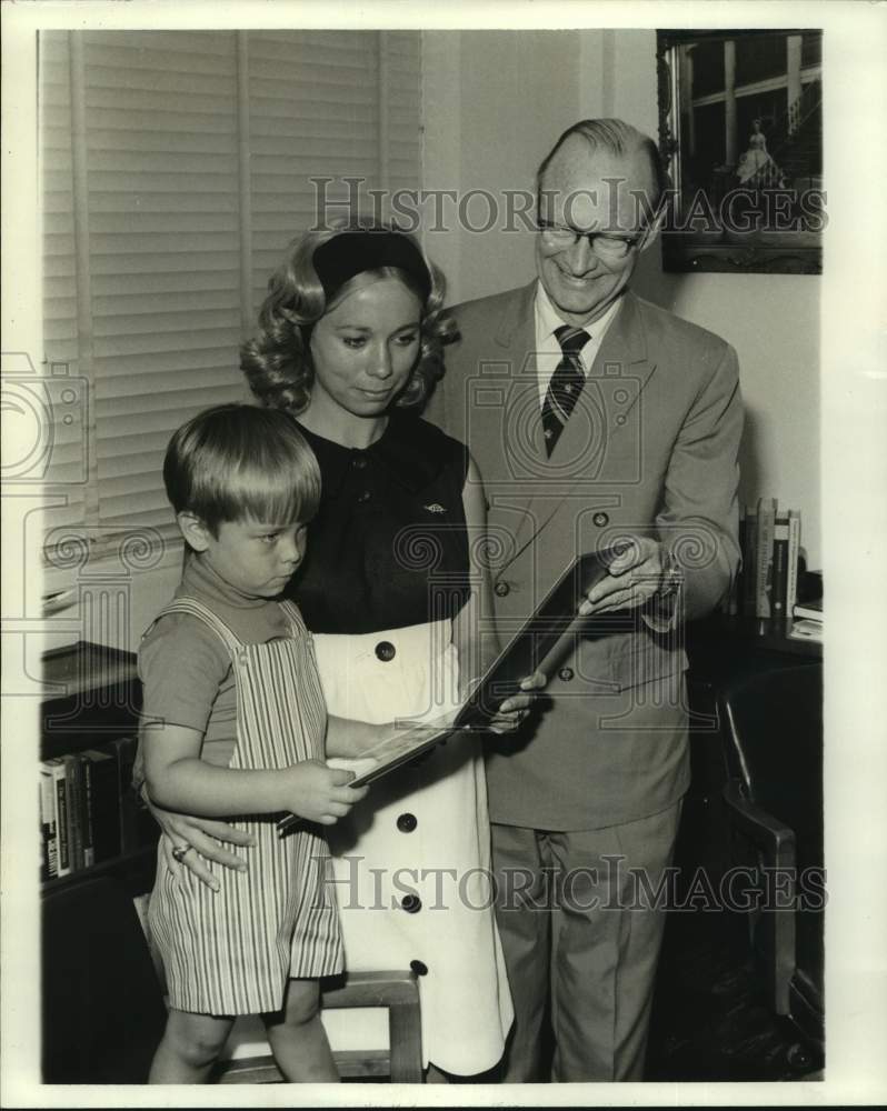 Press Photo Sharon Huffman Receives Late Husband&#39; Tulane Engineering Degree - Historic Images