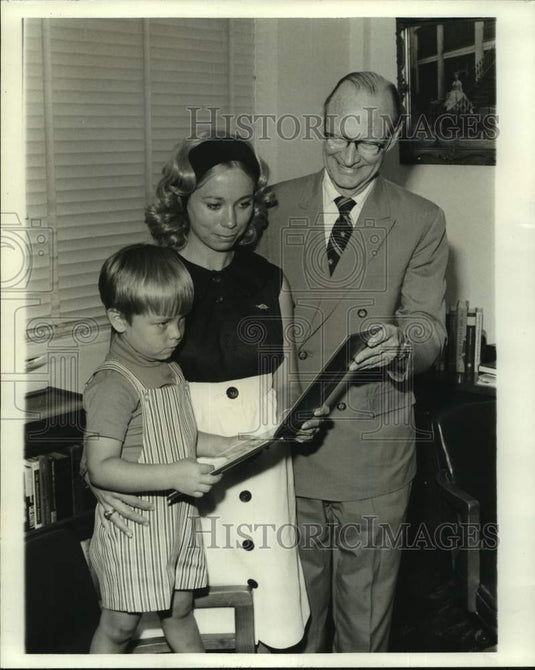 Press Photo Sharon Huffman Receives Late Husband' Tulane Engineering Degree - Historic Images