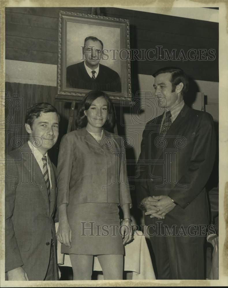 1971 Press Photo Unveiling of portrait of Judge Hughes at Lakewood Country Club