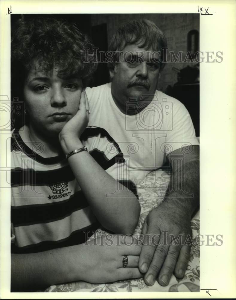 1991 Press Photo Rhonda Holland with father Richard, upset daughter failed exam- Historic Images