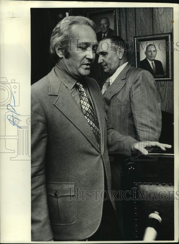 Load image into Gallery viewer, 1972 Press Photo Clark Hoffpauer and H.C. Wright at Louisiana Wild Life office

