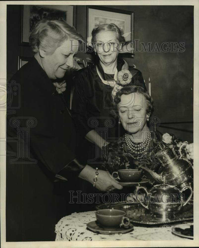1957 Press Photo Silver tea by School of Social Work Alumni Tulane University