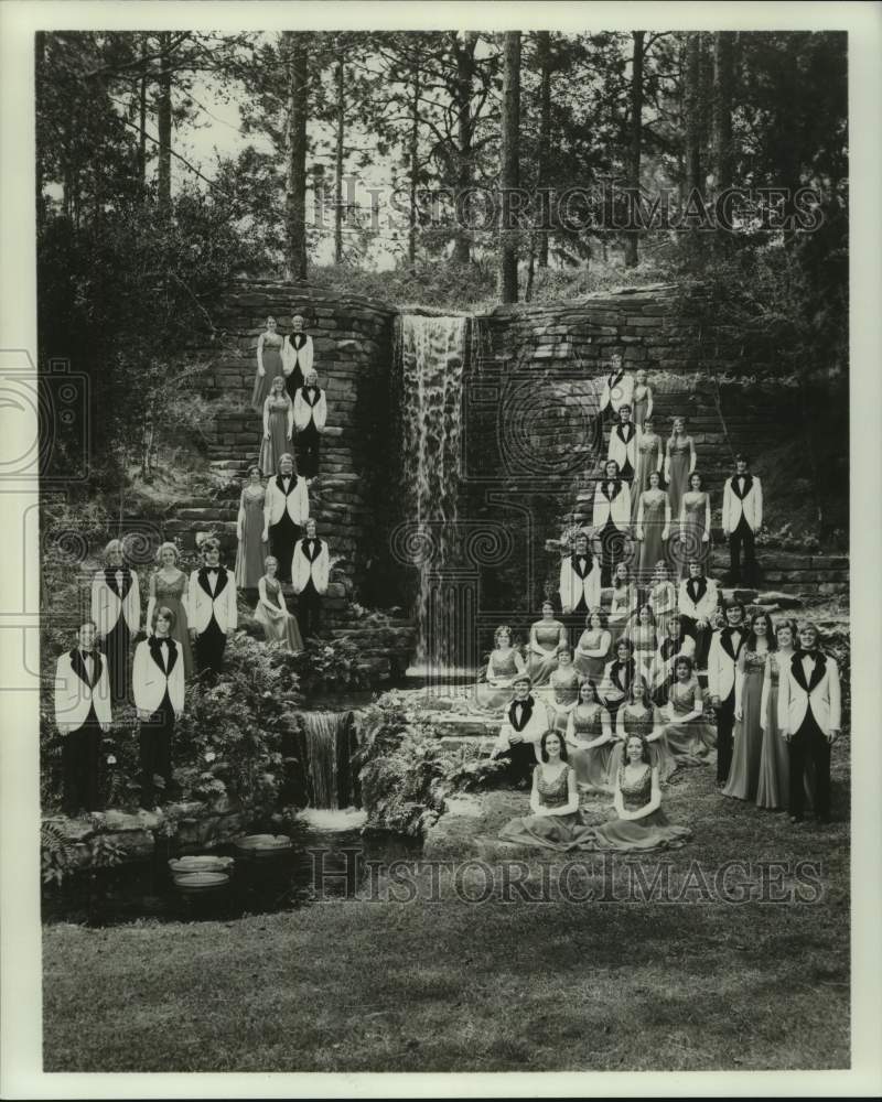 Load image into Gallery viewer, 1975 Press Photo Centenary Choir at Hodges Gardens - nob39442

