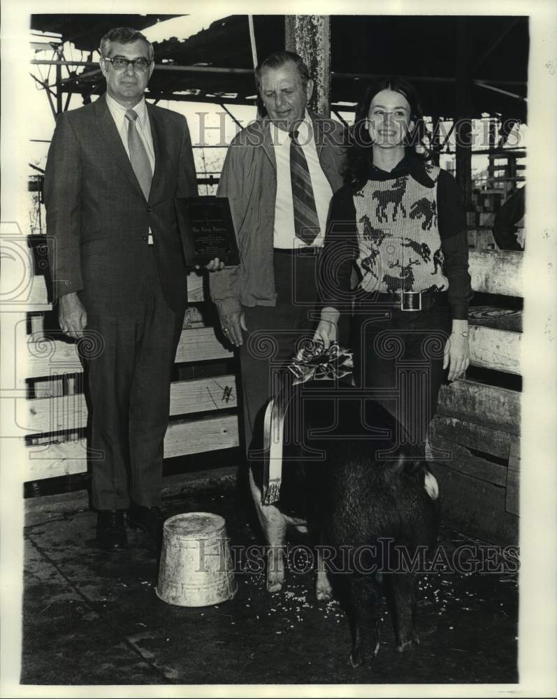 1972 Press Photo Jessie Holder, A.D. Fitzgerald and Becky Brantly with livestock- Historic Images