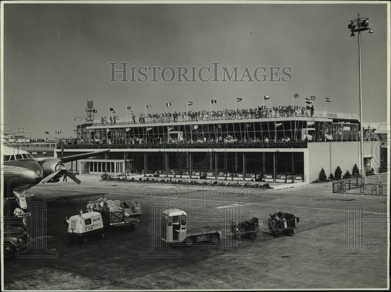 Load image into Gallery viewer, 1957 Press Photo People crowd the rooftop at a Holland Airport - nob39563
