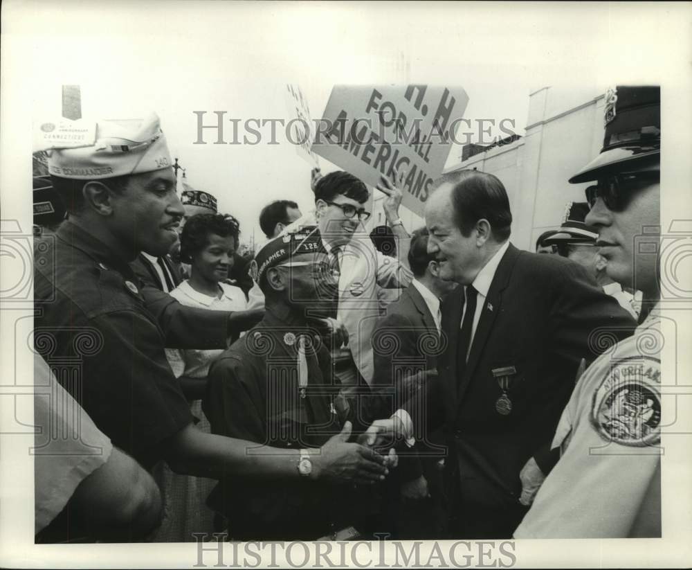 1968 Press Photo Vice President Hubert Humphrey greeted by crowd- Historic Images