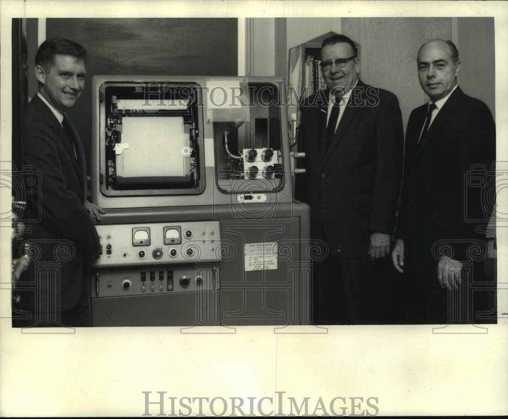 1968 Press Photo Dr. John Hunter accepts mass spectometer from L.T. Loughridge- Historic Images