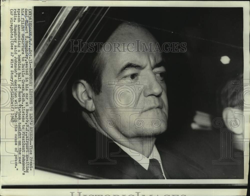 1968 Press Photo Vice President Hubert Humphrey at the airport awaiting flight