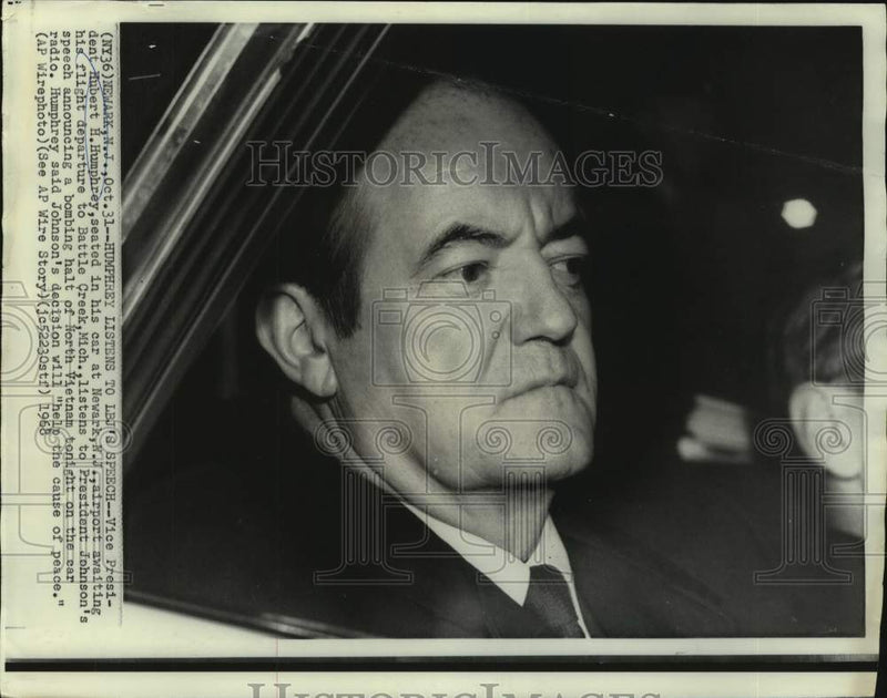 Load image into Gallery viewer, 1968 Press Photo Vice President Hubert Humphrey at the airport awaiting flight
