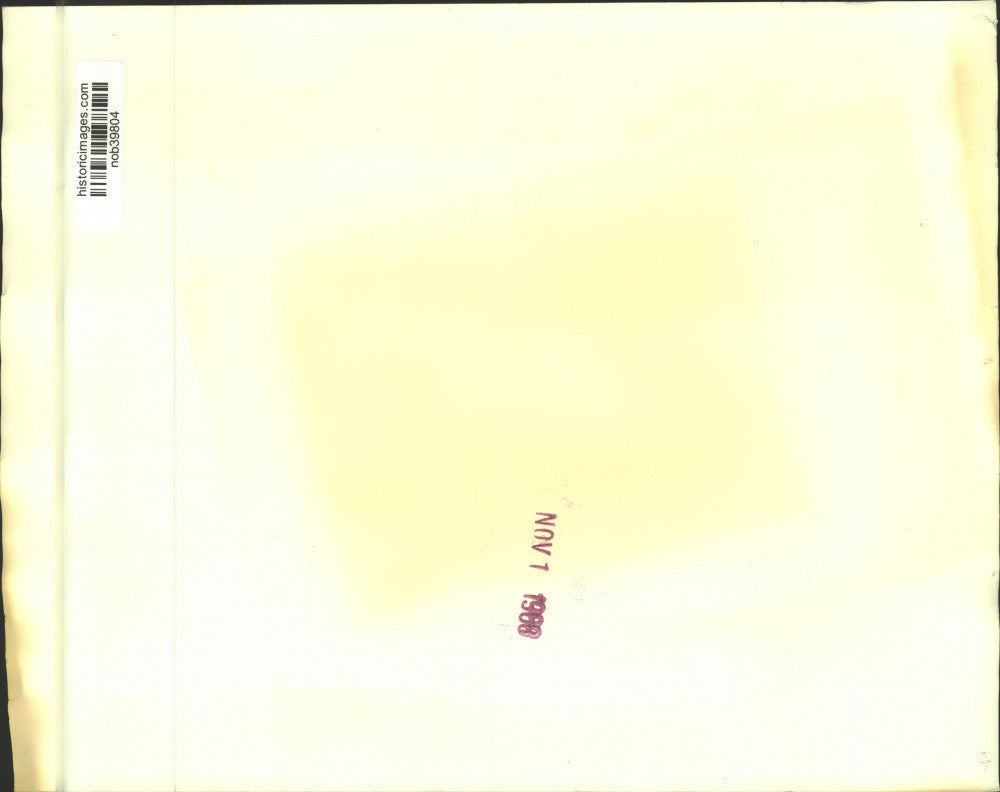 1968 Press Photo Vice President Hubert Humphrey at the airport awaiting flight