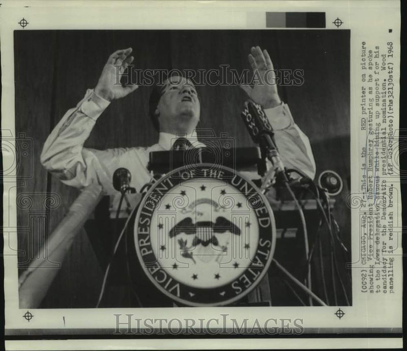 Load image into Gallery viewer, 1968 Press Photo Vice President Hubert Humphrey during Iowa delegation caucus
