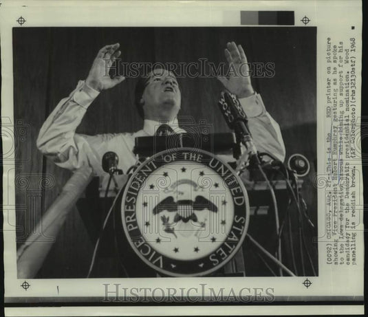 1968 Press Photo Vice President Hubert Humphrey during Iowa delegation caucus