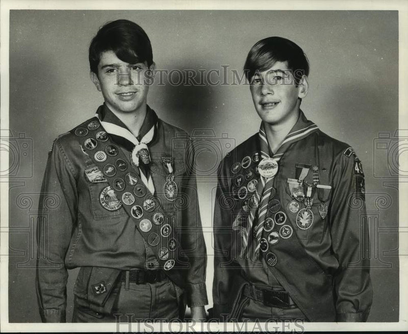 Load image into Gallery viewer, 1971 Press Photo Keith Hunt, Rick Donnelly received Scouting's highest honor

