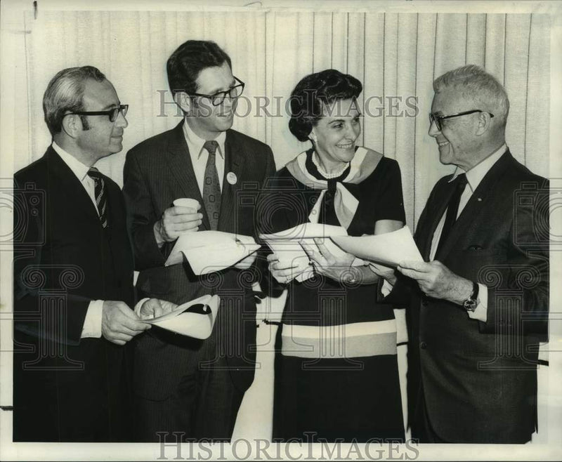 Load image into Gallery viewer, 1970 Press Photo Rabbi Victor Hoffman and others plan for Passover seder
