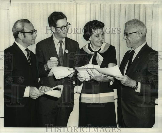 1970 Press Photo Rabbi Victor Hoffman and others plan for Passover seder