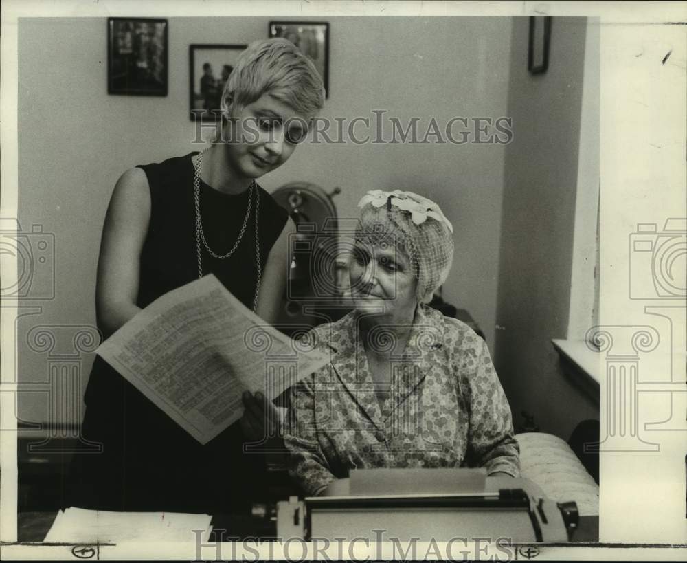 1970 Press Photo Veteran volunteer Mrs. Michael Rose with Mrs. Barbara Hodge- Historic Images