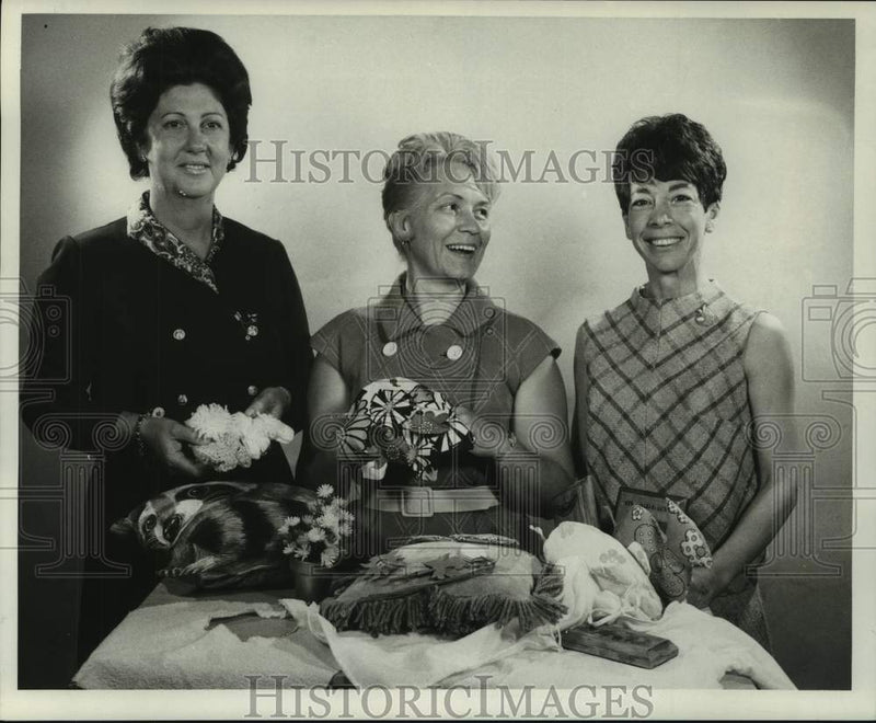 Load image into Gallery viewer, 1970 Press Photo Mmes. C.W. Schurr, Robert Hodge, Burce Sossaman - nob40232
