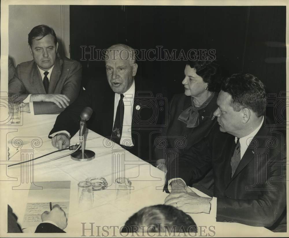 1964 Press Photo Luther Hodges at Luther Hodges Press Conference at Hilton Inn - Historic Images